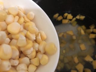 8、玉米南瓜粥,把玉米也加入到锅里