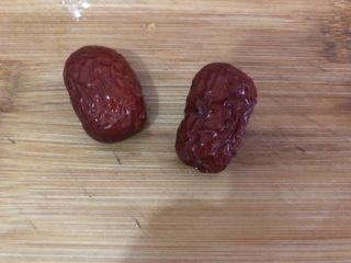 9、玉米南瓜粥,红枣洗干净