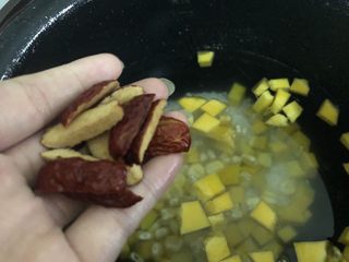 11、玉米南瓜粥,加入到锅里