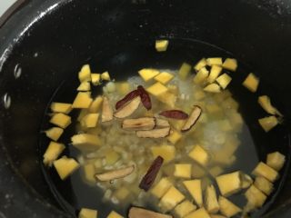 12、玉米南瓜粥,盖盖煮半小时