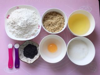 1、核桃酥～#中式点心#,准备好所需食材。核桃我是事先放预热好的烤箱，150度烤十分钟，出炉晾凉后搓去外皮，然后再打碎了的，你也可以掰成小块。