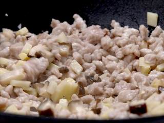 6、烧麦,加香菇、瘦肉翻炒