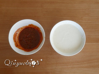 4、地方菜　煎饼,把三种酱各取适量和匀；往水里加面粉调成面糊，倒面糊时成流线状就可以了，静置十来分钟。