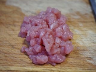 2、瘦肉杂蔬麦麸粥,把猪瘦肉切成小小的肉丁。