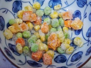 4、瘦肉杂蔬麦麸粥,把喜欢的杂蔬准备好，我是买的冷冻杂蔬，能用新鲜的更好，前提是事先先煮熟喔。