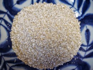 5、瘦肉杂蔬麦麸粥,把麦麸称好量放到碗里备用。