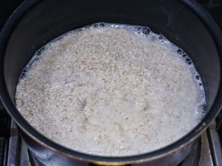 6、瘦肉杂蔬麦麸粥,用麦麸和水体积1：1.5的样子一起倒进锅里小火煮。