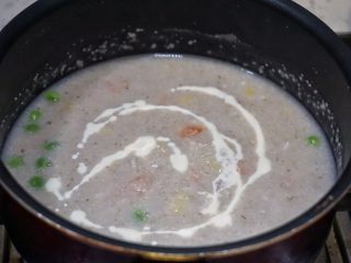 9、瘦肉杂蔬麦麸粥,待肉丁煮到发白基本就可以了，因为杂蔬本身就是熟的所以不需要担心。