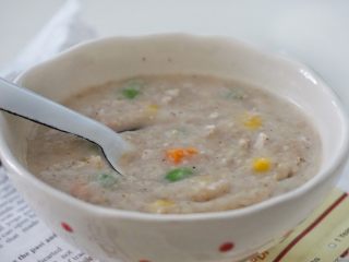 10、瘦肉杂蔬麦麸粥,起锅盛入碗里，加少许的盐搅拌均匀即可开吃，如果不喜好咸的也可以不加盐。