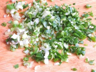 5、肉饼蒸蛋,葱花切碎