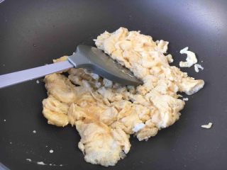 3、美味早餐 番茄鸡蛋牛肉手擀面,准备好鸡蛋，将鸡蛋磕入容器里，搅打均匀，锅热后放入适量的油，油温五、六成热时放入蛋液，将鸡蛋炒熟，盛出备用。