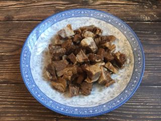 4、美味早餐 番茄鸡蛋牛肉手擀面,将提前炖好的牛肉准备好，切成适当大小的块备用。