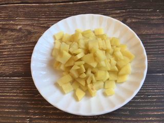 5、美味早餐 番茄鸡蛋牛肉手擀面,将土豆清洗干净，去皮，把土豆切成适当大小的丁。