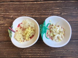 6、美味早餐 番茄鸡蛋牛肉手擀面,姜切成姜末，葱切成葱花，蒜切成末，洋葱切成洋葱丁备用。