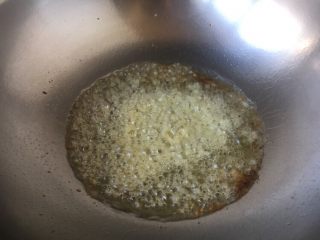 7、美味早餐 番茄鸡蛋牛肉手擀面,热锅凉油，放入葱花、姜末、蒜末、洋葱丁，炒出香味。