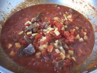 9、美味早餐 番茄鸡蛋牛肉手擀面,再放入切好的土豆丁，将所有食材煮约2分钟左右。