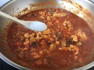 11、美味早餐 番茄鸡蛋牛肉手擀面,放入少许的盐调味。