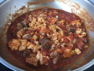 10、美味早餐 番茄鸡蛋牛肉手擀面,放入炒好的鸡蛋，翻炒均匀。