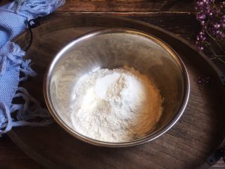 13、美味早餐 番茄鸡蛋牛肉手擀面,准备好普通面粉150g。