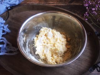 17、美味早餐 番茄鸡蛋牛肉手擀面,分3～4次加入清水，将面粉拌成絮状。