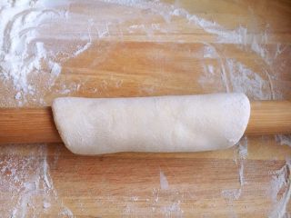 21、美味早餐 番茄鸡蛋牛肉手擀面,用擀面杖将面卷起来，反复先向前然后再向后擀。 擀的时候稍稍向下压，给面一个压力，这样面就越擀越薄。