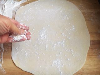 23、美味早餐 番茄鸡蛋牛肉手擀面,直到擀成一个薄薄的面饼，再撒上面粉。