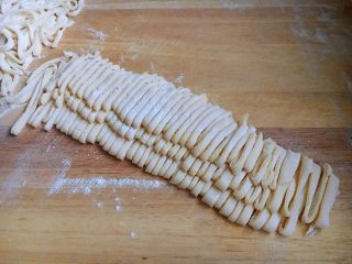 25、美味早餐 番茄鸡蛋牛肉手擀面,用刀切成4～5mm宽的面条。