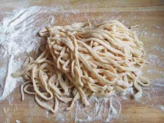 26、美味早餐 番茄鸡蛋牛肉手擀面,在面条上再撒些面粉，将面条抖散。