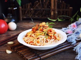 28、美味早餐 番茄鸡蛋牛肉手擀面,手擀面爽滑筋道，番茄鸡蛋牛肉卤鲜美，将营养丰富、美味可口的手擀面拌一拌，再配上一些时蔬就可以享用了。