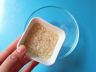 2、花生二米粥,大米倒入碗中