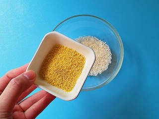 3、花生二米粥,加入小米