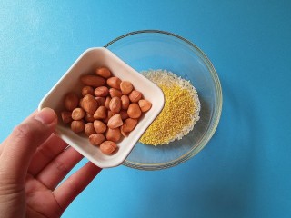 4、花生二米粥,加入花生