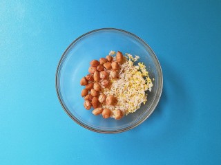 5、花生二米粥,洗净后沥干