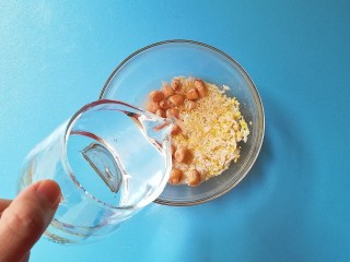 6、花生二米粥,倒入干净的清水浸泡1小时