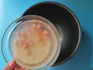 7、花生二米粥,将浸泡好的食材和水一同入锅
