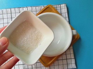 9、花生二米粥,碗底撒入细砂糖