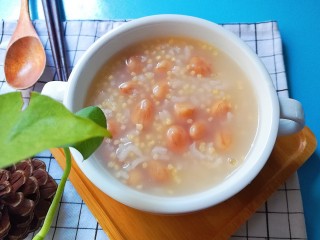 10、花生二米粥,倒入花生二米粥后搅拌均匀即可食用