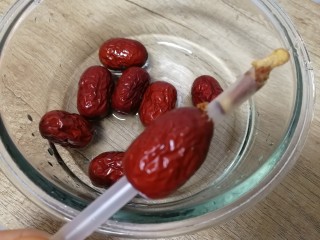 2、红枣黑米粥,吸管轻轻旋转，推出枣核，煮的更入味。