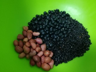 5、红枣黑米粥,放入花生，又名“长生果”和“植物肉”，含丰富的钙、铁、锌、镁、磷、钾，和人体必须的氨基酸。