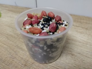 8、红枣黑米粥,正好是一杯的量。