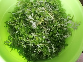 1、豆沙青团,这是我两块六毛钱买的艾叶,看着还挺多????