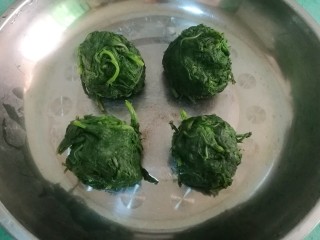 6、豆沙青团,再把艾叶挤干水分,可以一次多弄一些,挤干水分后可以放冰箱急冻,待艾叶过季了,取出来还可以用,可以保存一年呢