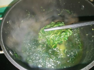 8、豆沙青团,直至煮到艾叶用手轻轻一捏就烂即可