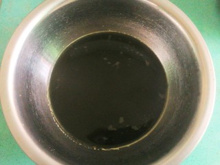 9、豆沙青团,然后将煮好的艾叶放料理机打碎,过滤出需要的艾叶汁,称好重量哦