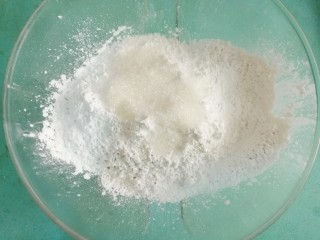 11、豆沙青团,倒入白糖混合均匀