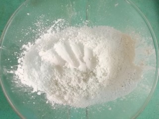 10、豆沙青团,将糯米粉和粘米粉混合均匀