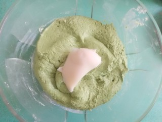 13、豆沙青团,然后加入30克猪油,继续揉