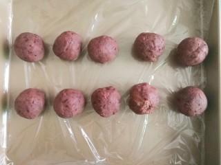 15、豆沙青团,今天没有拍豆沙馅的制作过程,我觉得豆沙馅大家应该都会了吧,改天换花生黑芝麻馅时,再拍馅料的制作过程了,图中的豆沙馅一个35克,今天做的青团不是很大,成品一个75-80克之间,太大了一个吃完就饱了