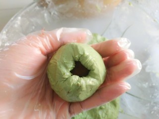 17、豆沙青团,利用虎口慢慢往上包,直至把豆沙馅完全包住
