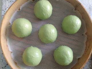 18、豆沙青团,包好的青团,放入蒸锅,大火蒸十五分钟即可